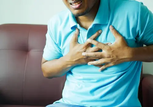 homem com doença cardíaca coloca a mão no peito