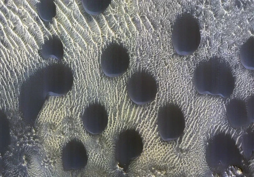Dunas de areia peculiares são vistas em Marte