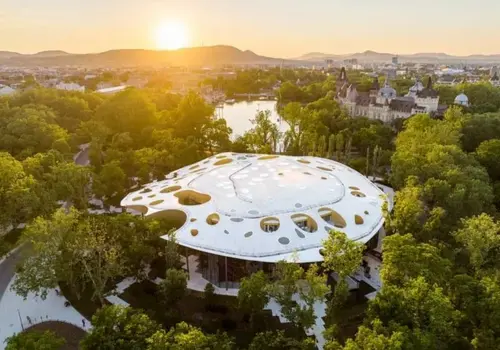 Arquitetura: veja os 20 projetos mais incríveis do ano ( Imagem: A Casa da Música Hungria, em Budapeste, tem um teto perfurado que permite a entrada de luz, inclusive para as árvores internas / György Palkó Liget / Budapest Project)