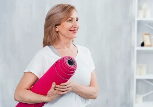 Por que a musculação para mulheres antes e após menopausa é importante? ( Imagem: Freepik)