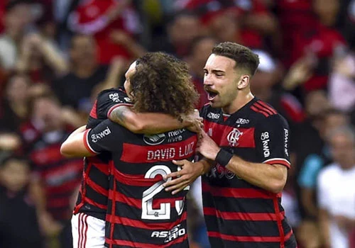 jogadores do Flamengo se abraçando